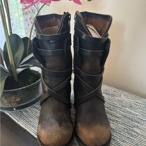 Freebird by Steven Baker Black Distressed Leather Boots - Picture 4 of 6